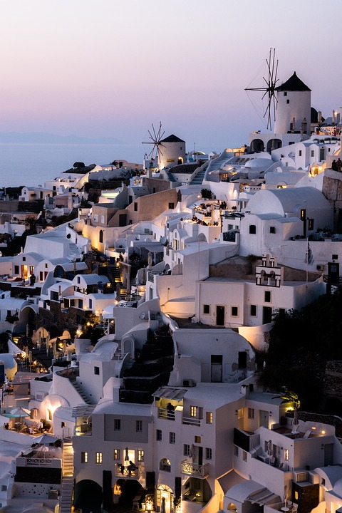 Insel Santorin bei Dämmerung 